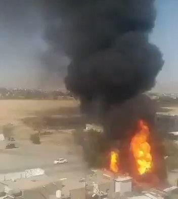 شاهد بالفيديو ماالذي حدث، وسبب الانفجار الكبير واشتعال النيران بكثافة