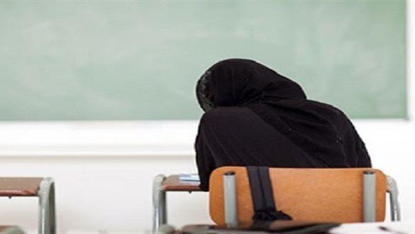اشتبهوا في طالبة تغطي وجهها وتؤدي الامتحان.. وبعد الكشف عن هويتها كانت المفاجأة