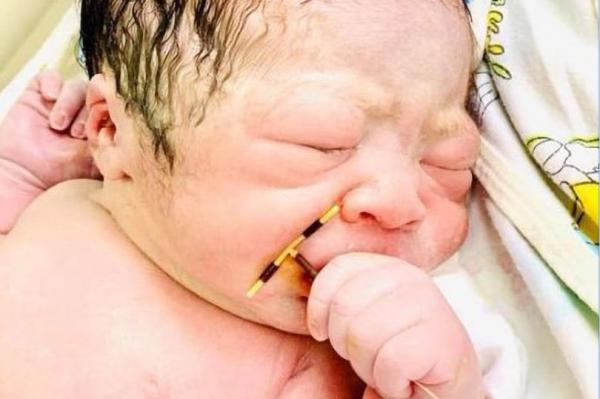 مولود يلتقط وسيلة منع حمل أمه في فيتنام