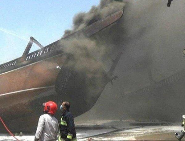 حريق يلتهم 7 سفن في ميناء بوشهر جنوب إيران