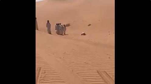 فريق غوث السعودي يعثر على مفقود وادي الدواسر متوفى ساجدا في الصحراء (فيديو)