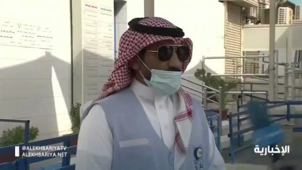 مراسل قناة الأخبارية في جدة يسقط على الهواء مباشر