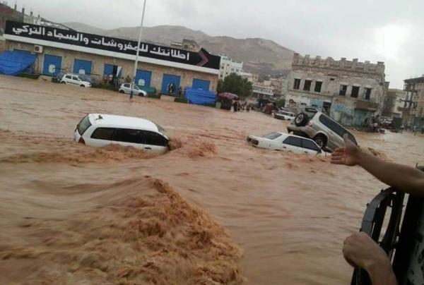 أمطار غزيرة تلحق أضراراً بـ(40) منزلاً طينياً وعدد من خيام النازحين بحضرموت