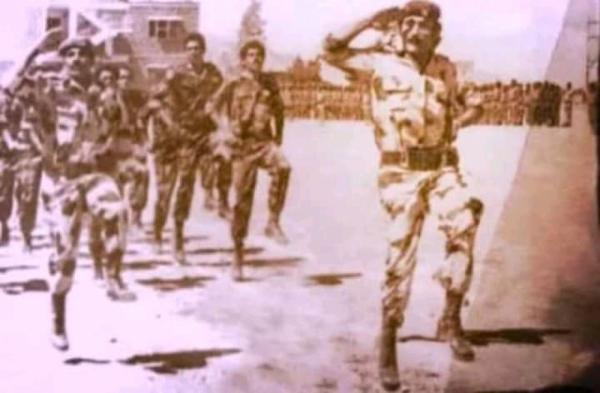 شاهد صورة.. الرئيس السابق علي عبدالله صالح يقود عرض عسكري مهيب 