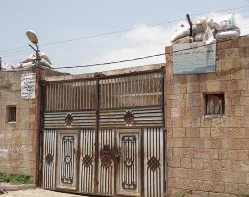 احتجاجات واسعة داخل السجن المركزي بإب للمطالبة برحيل المدير