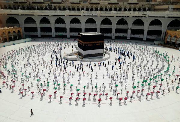 حجاج بيت الله الحرام يؤدون طواف القدوم والسعي وسط تدابير صحية وقائية