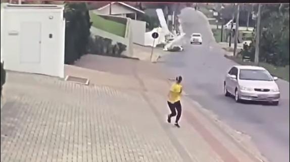 كيف كانت ردة فعل امرأة عندما تفاجئي بسقوط طائرة خلفها في شارع مزدحم