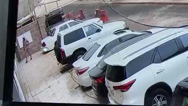 بعد سقوط جدار منزل وتهشم 4 سيارات.. ألطاف الله تنقذ مقيماً من الموت المحقق بالمدينة (فيديو)
