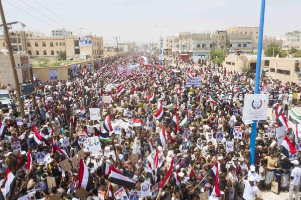 خروج مسيرة كبيرة مؤيدة لحكومة هادي بمحافظة شبوة