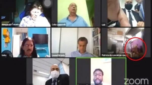 علاقة حميمة على المباشر.. "زوم" يوثق فضيحة من العيار الثقيل خلال اجتماع حكومي عن بعد (فيديو)