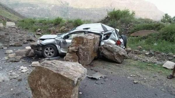انهيار صخري في صنعاء يحول سيارة إلى حطام.. وهذا مصير ركابها