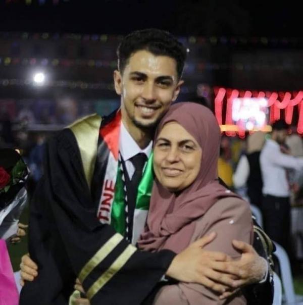 طالب يخلع زي التخرج بعد منع والدته من صعود منصة التكريم.. وهذا ما حدث !