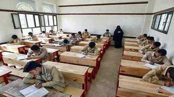 طالب يفقد بصره فجأة وهو داخل قاعة الإختبار في صنعاء.. والسبب؟