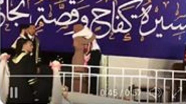 شاهد بالفيديو.. كيف فعل طالب فلسطيني من أجل والدته عند منعها من صعود منصة التخرج خلال حفل تخرجه !