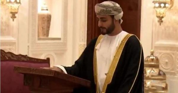 شاهد: ردة فعل سلطان عمان أثناء حلف نجله ذي يزن اليمين أمامه!