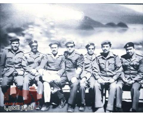 تداول صورة قديمة للرئيس الراحل علي عبدالله صالح مع قيادات كبيرة في الجيش