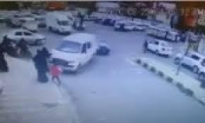 نجاة امرأة وطفلها بأعجوبة من تحت عجلات حافلة بصنعاء (فيديو)