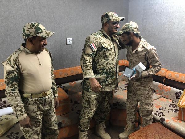 العميد طارق صالح يكرم جندياً سحق هجوماً للحوثيين في الحديدة