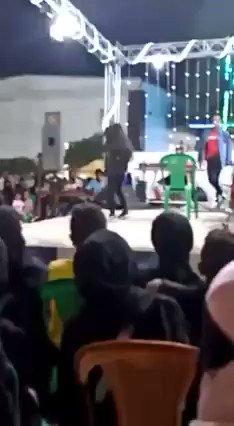 في تصرف بطولي.. شاب ينقذ طفلة من صعق كهرباء أثناء رقصها على مسرح في عدن (فيديو)