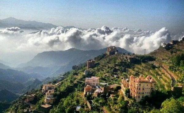 مشاهد تحبس الأنفاس لسعوديين يتجولون على حواف مرتفعات فيفا