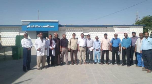 أطباء طوارئ عتق يعلقون العمل وسط احتجاجات على اعتداء نجل قائد محور عتق عليهم