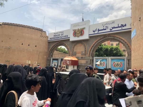 مساهمون في شركة قصر السلطانة يحتجون أمام البرلمان مطالبين بالإفراج عن رئيسة الشركة وهذا ما حدث!