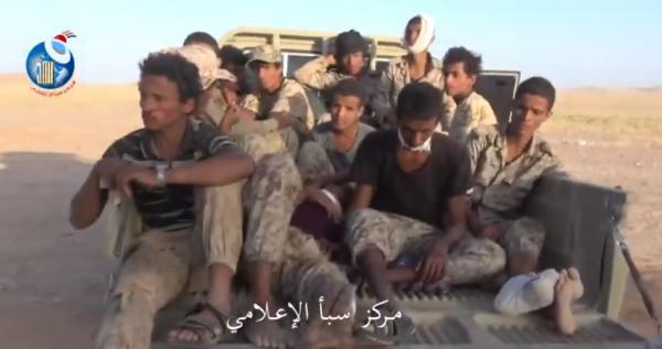شاهد بالفيديو.. استسلام فصيل كامل من الحوثيين يوم امس