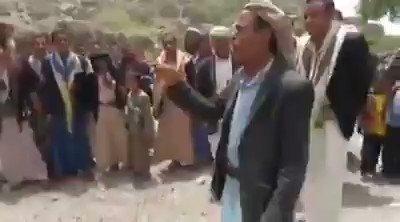 شاعر يمني من ذمار يلقي قصيدة نكل فيها بالحوثيين وسط حضور أحد الأعرس دون خوف .. شاهد ماذا حدث !