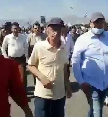 شاهد بالفيديو.. حشود غاضبة في ميدان السبعين بصنعاء في قضية عبدالله الاغبري