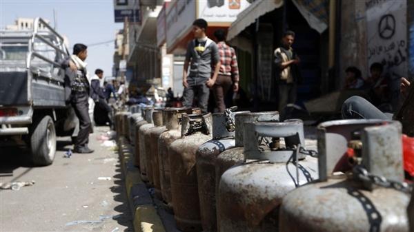 تقرير: مشرفوا الحوثي بصنعاء يقايضون المواطنين بالتبرع للجبهات مقابل الحصول على الغاز
