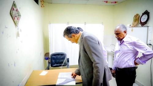 بعد زيارة مفاجئة.. محافظ عدن يوجه بإيقاف مدير مستشفى 22 مايو وإحالته للتحقيق