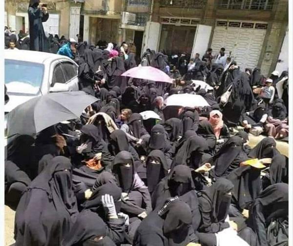 الحوثيون يعتدون على تظاهرة نسائية بصنعاء بشأن شركات الأسهم وبلقيس الحداد