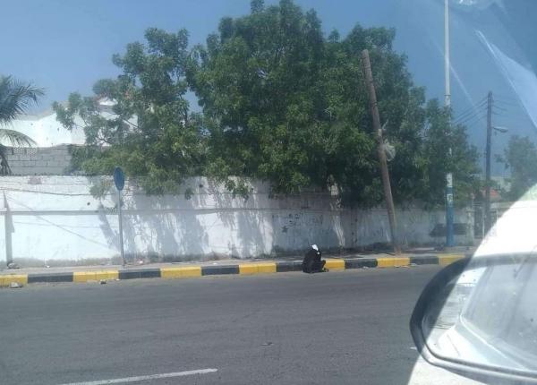 ابناء يضربون والدتهم في عدن ويطردوها من منزلها (صورة)