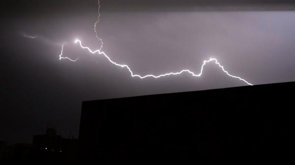 عواصف رعدية تتسبب بوفاة شخص واصابة اثنين واحتراق منزل في موزع