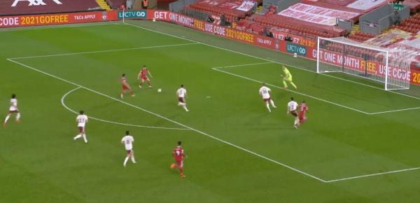 تصرف محمد صلاح مع زميله يتسبب بانتقادات لاذعه له (فيديو)