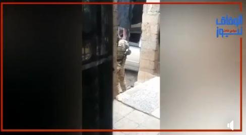 مقطع فيديو مؤلم.. يفضح مسلحين حوثيين تهجموا على منزل مواطن بدون أوامر رسمية