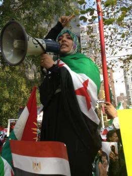 بالصور: توكل كرمان تخرج في مظاهرة ضد النظام السوري امام مقر الجمعية العامة الأمم المتحدة في نيويوك ومرتدية لعلم الثورة السورية