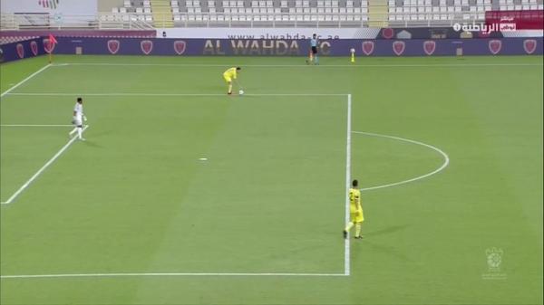 احتساب ضربة جزاء "غريبة" خلال مباراة في منافسات كأس الخليج العربي...فيديو