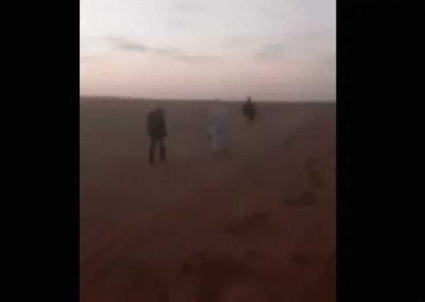عصابة مسلحة تنهب مسافرين يمنيين عائدين من السعودية وتتركهم في صحراء الجوف