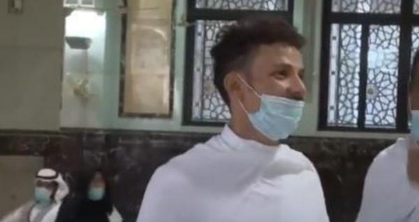  معتمر يمني يلقي قصيدة من داخل الحرم المكي شاهد ما قاله !