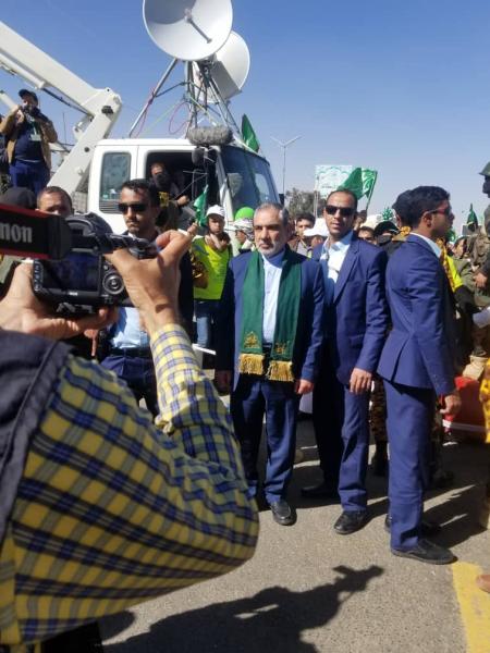 شاهد صور.. ظهور السفير الايراني في صنعاء في ميدان السبعين
