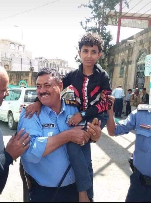 شاهد بالصورة: اصغر سائق باص طفل يمني تم احتجازه اثناء حملة أمنية