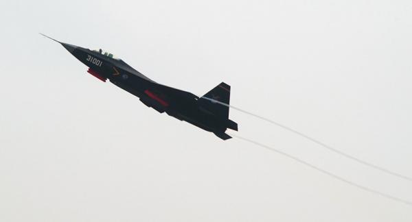 طائرة مقاتلة صينية تقلع بصاروخ جديد مضاد للرادار