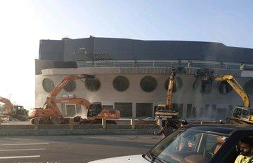 أمانة جدة تزيل مبنى السفينة على طريق الملك عبدالعزيز .. والسبب؟