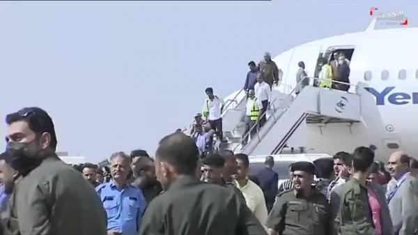 شاهد بالفيديو.. لحظة الانفجار الاول الذي استهدف مطار عدن الدولي