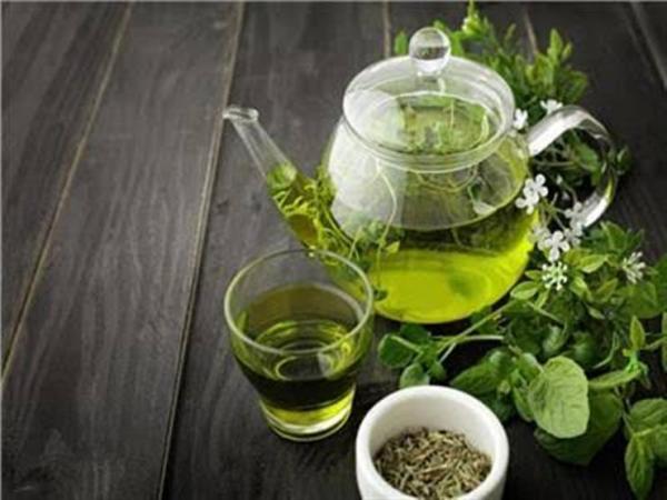 منها الشاي الأخضر.. دكتورة تكشف عن 12 مشروب لذيذ يعوض شرب الماء