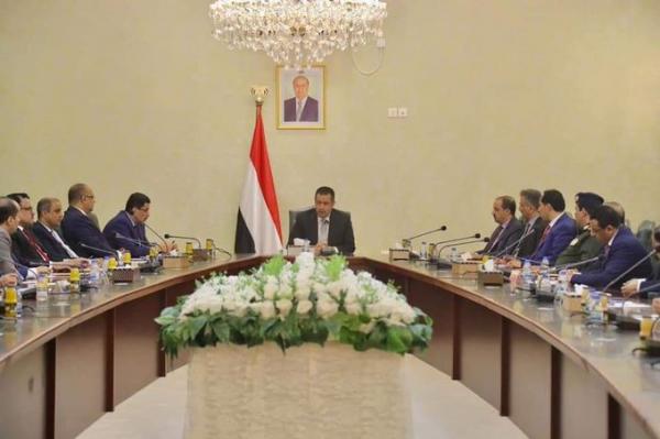 الحكومة اليمنية تعقد اولى اجتماعاتها في عدن وتتابع تحقيقات الهجوم على مطار عدن