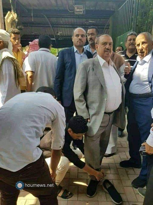 كشف قصة وحقيقة الفريق الذي يصلح حذاء الشيخ سلطان البركاني (صورة)