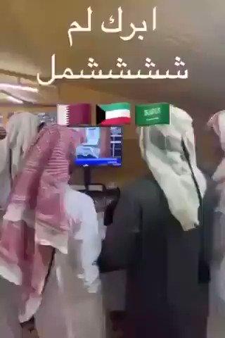 قطريون يحتفلون بعد إعلان فتح الحدود البرية والبحرية والأجواء بين السعودية وقطر