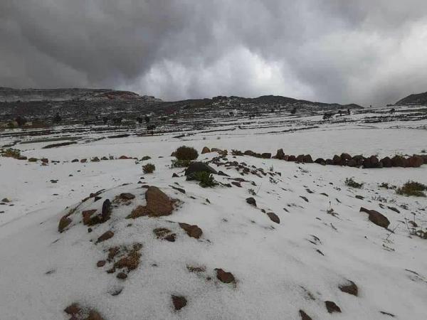 شاهد بالصور: سقوط ثلوج على منطقة مجز بصعدة